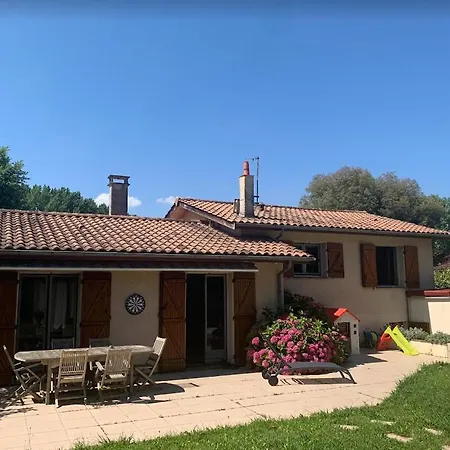 Дом отдыха Maison Familiale Avec Piscine Au Calme